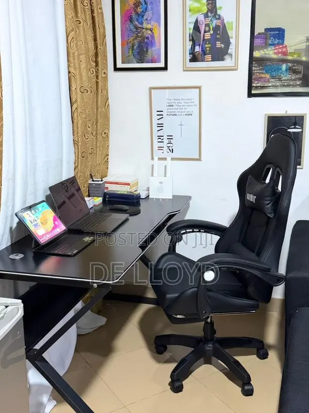 Game Table and Game Chair · Photo 1