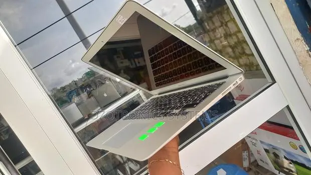 Laptop Apple MacBook Air 2017 8GB Intel Core i5 eMMC 128GB · Photo 1