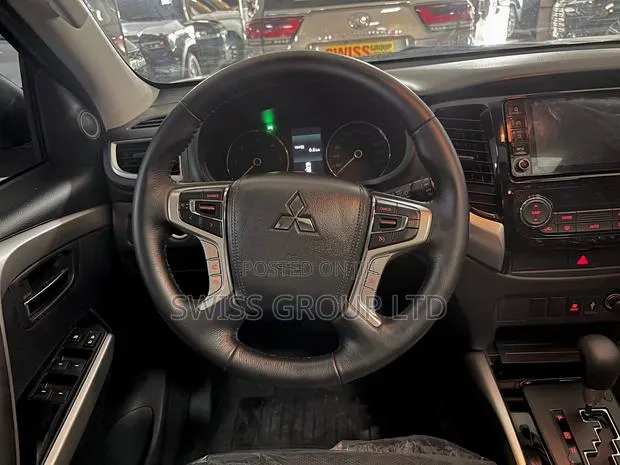 New Mitsubishi Pajero Sport 2023 Silver · Photo 1