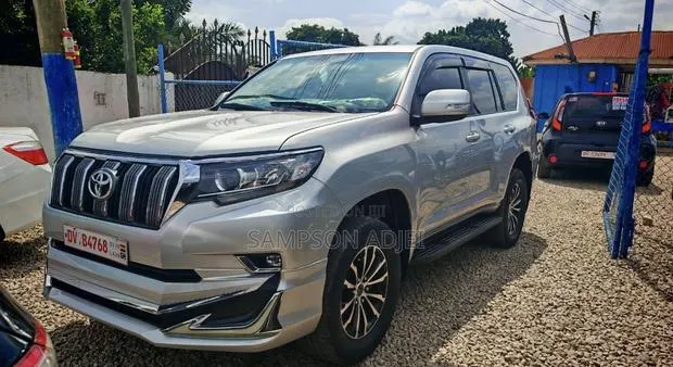 Toyota Land Cruiser Prado 2011 Silver · Photo 1