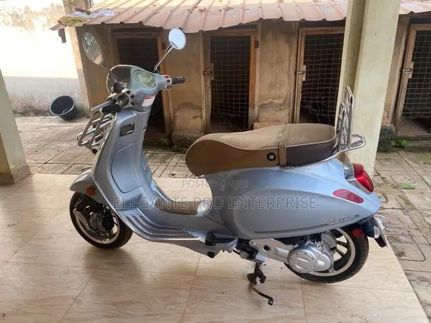Piaggio Scooter 2022 Gray · Photo 1