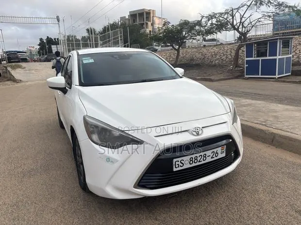 Toyota Yaris LE Sedan 4dr 2019 White · Photo 1