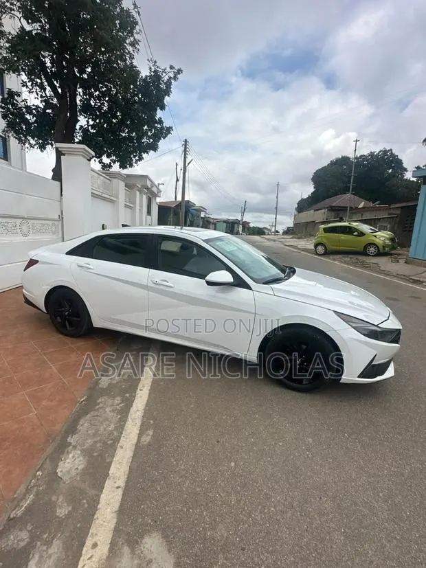 Hyundai Elantra 2023 White · Photo 1
