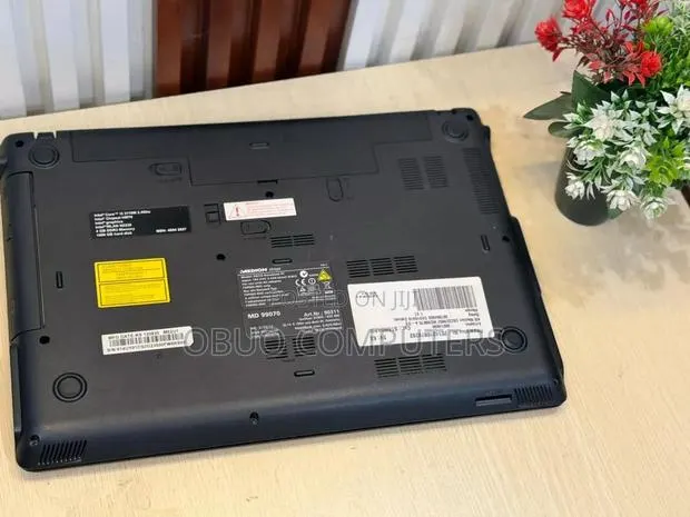 Laptop Medion Akoya E7419 4GB Intel Core i3 HDD 500GB · Photo 1
