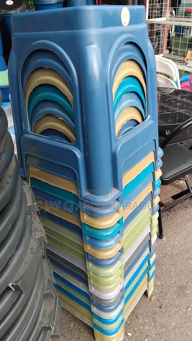 Straight Plastic Chairs · Photo 1