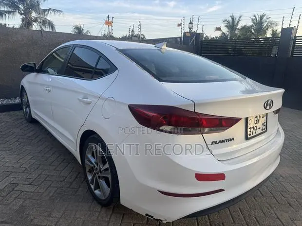 Hyundai Elantra Limited Sedan FWD (2.0L 4cyl 6A) 2017 White · Photo 1
