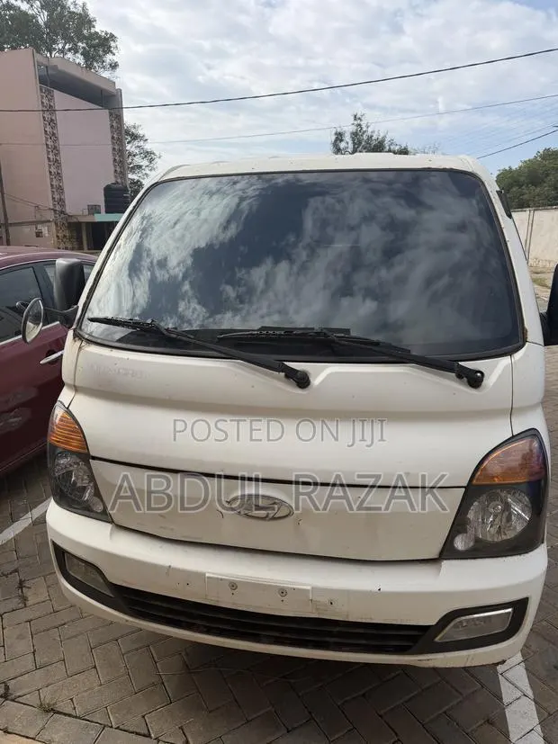 Hyundai Porter 2015 White · Photo 1