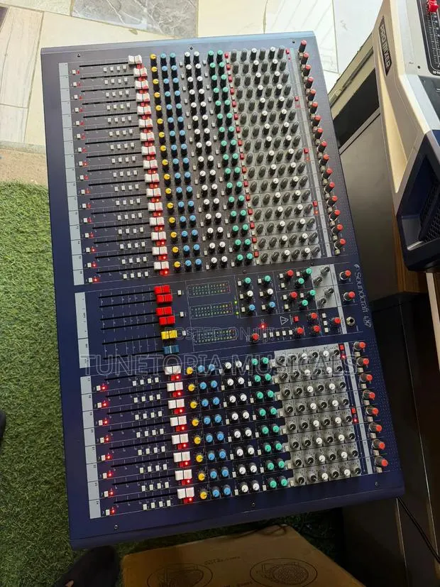 Soundcraft Lx7ii 24 Professional 24-Channel Analog Mixing Console · Photo 1