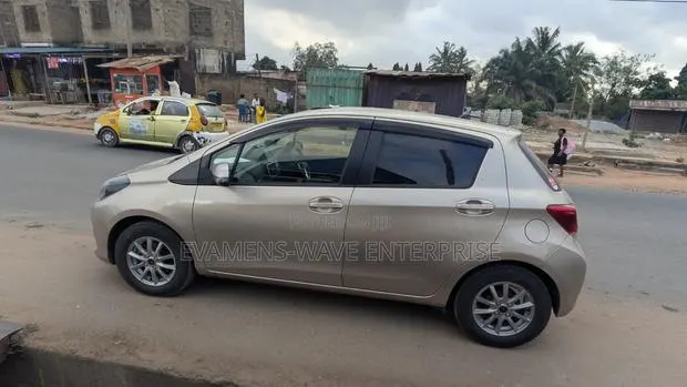 Toyota Vitz 1.3 AWD 5dr 2015 Gold · Photo 1