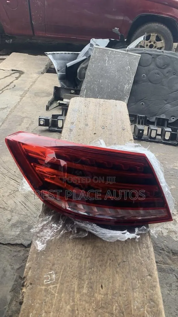 Mercedes Benz E350 Taillight · Photo 1