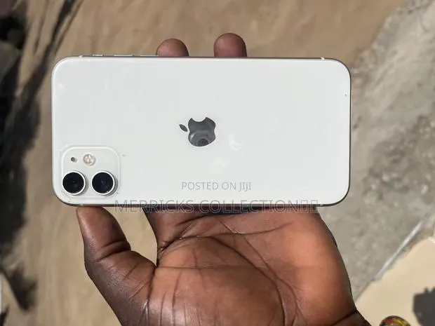 Apple iPhone 11 64 GB Silver · Photo 1