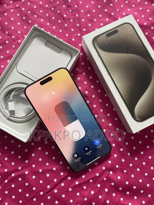 Apple iPhone 15 Pro Max 256 GB Silver · Photo 1