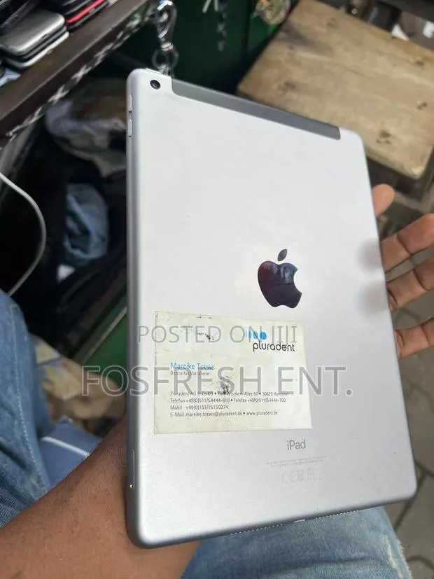 Apple iPad 9.7 32 GB Silver · Photo 1