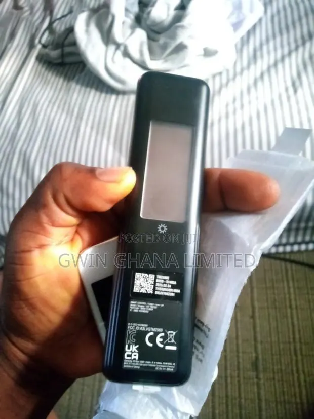 Samsung SolarCell Smart TV Remote Control · Photo 3
