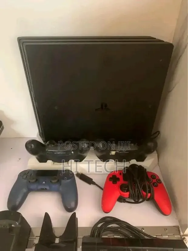 Selling My Ps4 With 6 Controller · Photo 1