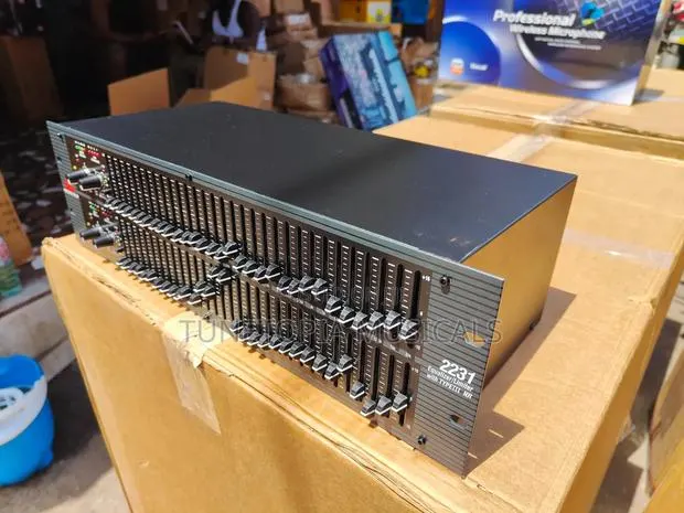 DBX 2231 Graphic Equalizer/Limiter. · Photo 1