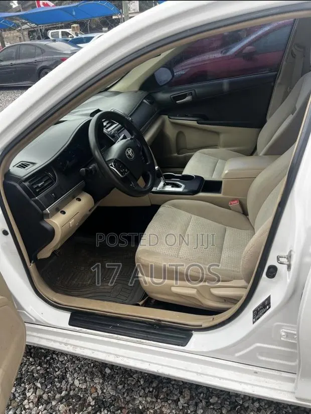 Toyota Camry LE 4dr Sedan (2.5L 4cyl 6A) 2013 White · Photo 1
