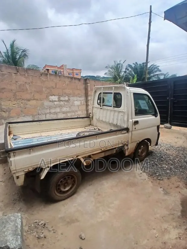 Daihatsu Hijet Kei Truck 2005 White · Photo 1