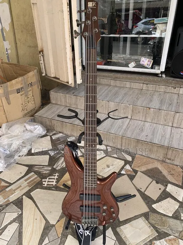 Ibanez Bass Guitar · Photo 1