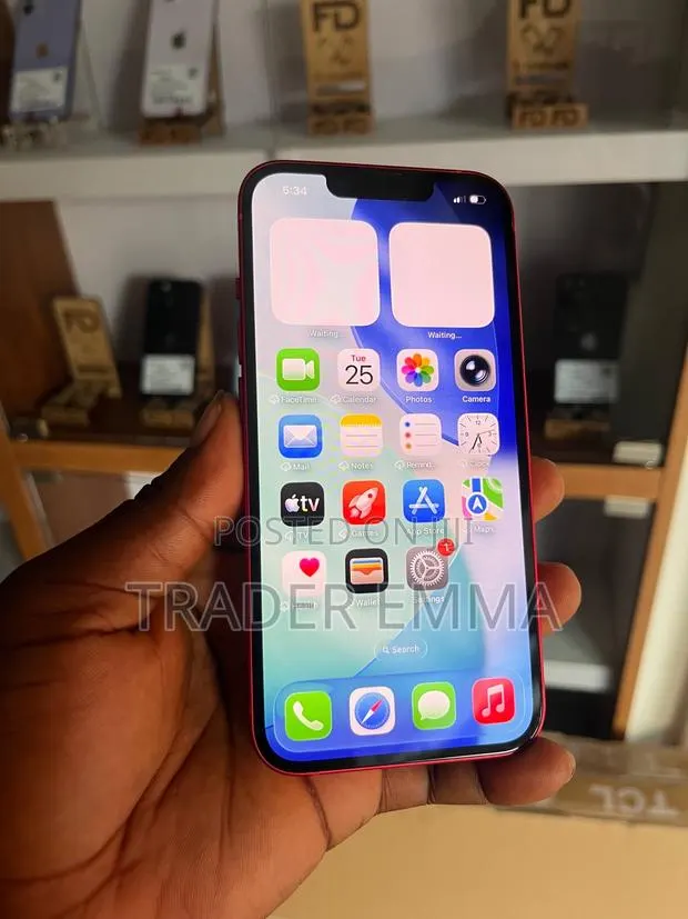 Apple iPhone 13 128 GB Red · Photo 1