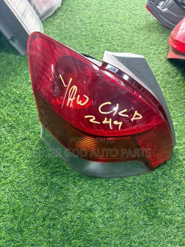 Toyota Vitz 2009-2011 Taillight · Photo 1
