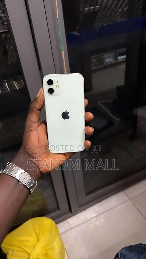 Apple iPhone 12 64 GB Red · Photo 1