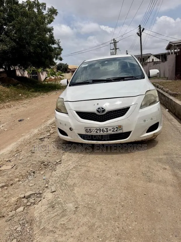 Toyota Yaris Base Sedan 4dr 2010 White · Photo 1