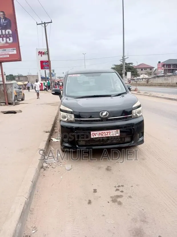 Toyota Voxy 2013 Black · Photo 1