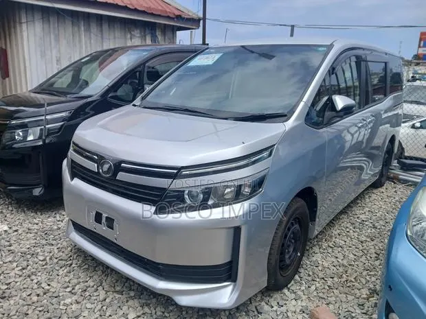 Toyota Voxy 2016 Silver · Photo 1