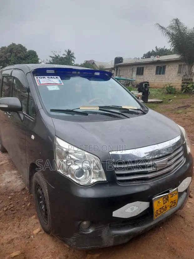 Toyota Noah 2013 Gray · Photo 1