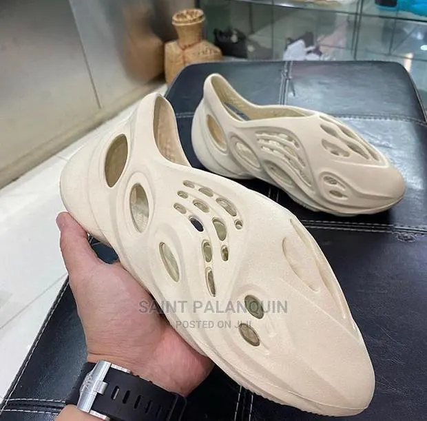 Kanye Yeezy Foam Sandals · Photo 1