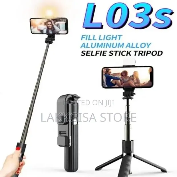Selfie Stick Tripod With Light · Photo 1