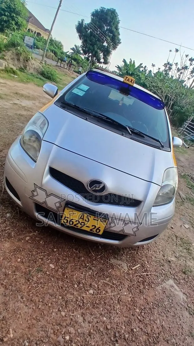 Toyota Vitz 2010 Silver · Photo 1