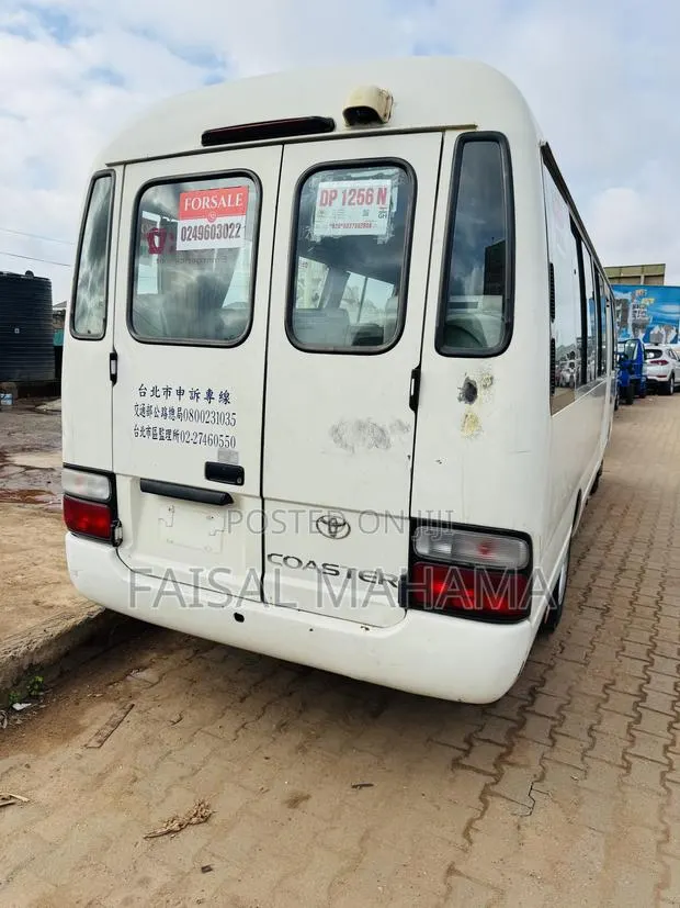 Toyota Coaster 2012 White · Photo 1