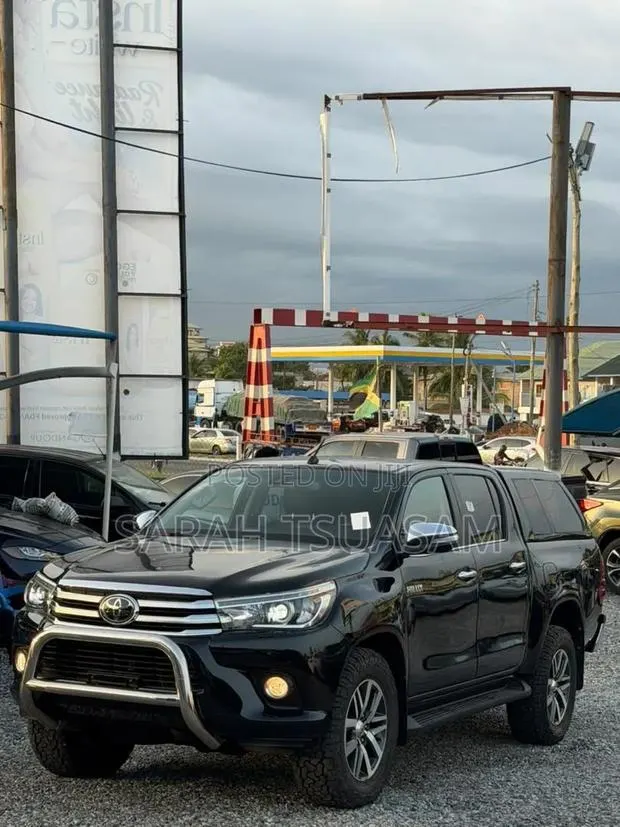 Toyota Hilux 2018 Black · Photo 1
