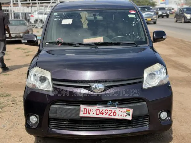 Toyota Sienta 1.5 FWD (6-seater) 2015 Purple · Photo 1