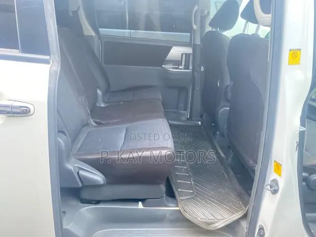 Toyota Voxy 2010 White