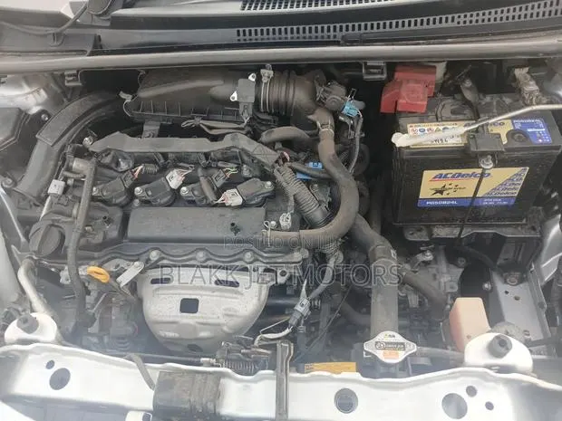 Toyota Vitz 1.3 AWD 5dr 2014 Silver · Photo 1