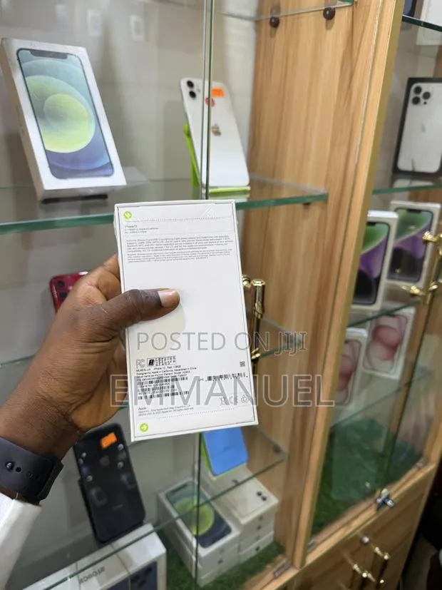 New Apple iPhone 16 256 GB Green · Photo 1