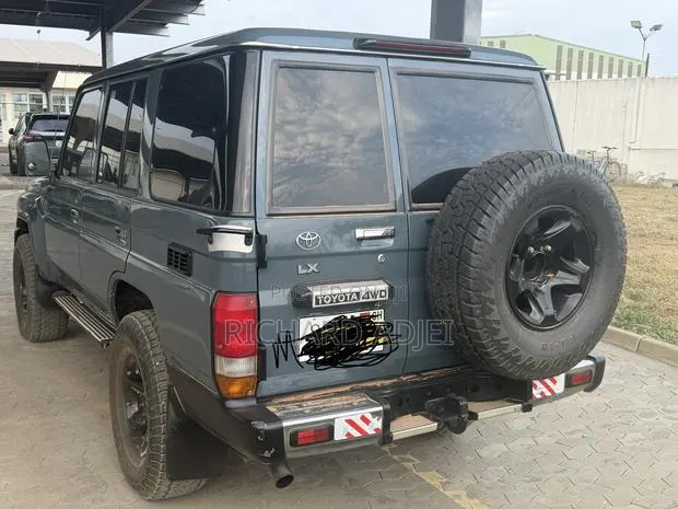 Toyota Land Cruiser 76 Series 2017 Gray · Photo 1