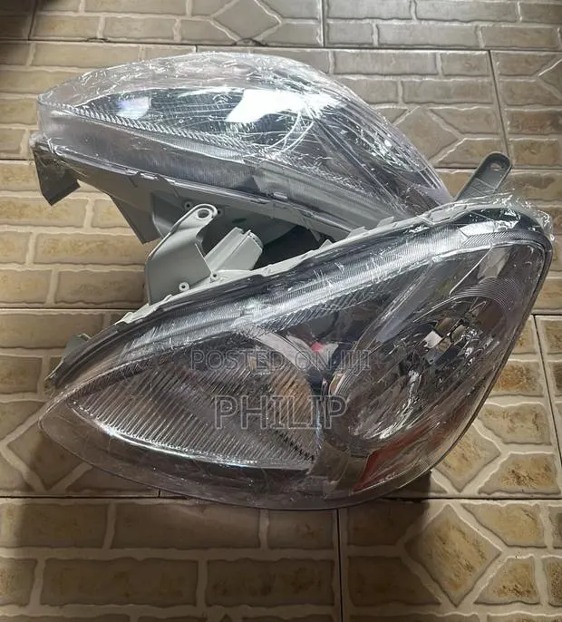 Toyota Echo 2004 2005 Headlight Pair · Photo 1