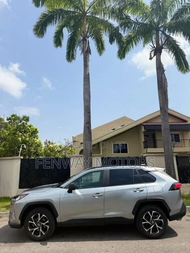 Toyota RAV4 LE 2021 Gray · Photo 1