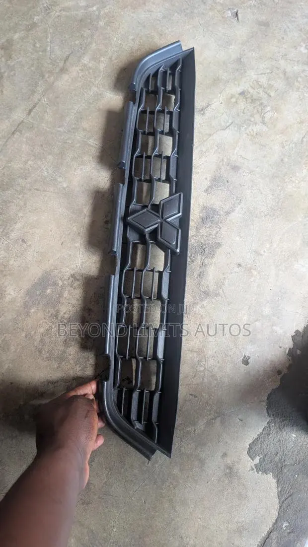 Mitsubishi Outlander Asx 2015,2016,2017 Top Grille · Photo 1