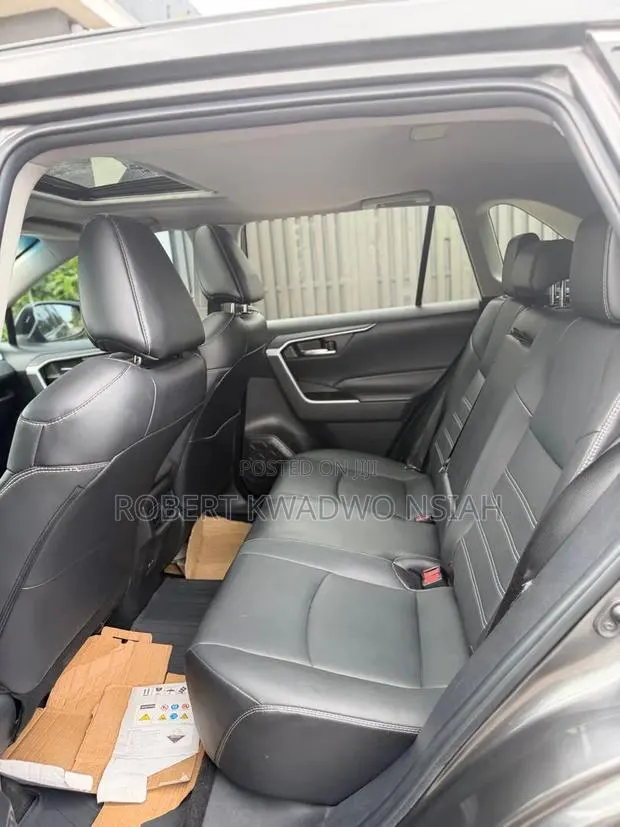Toyota RAV4 XLE 2022 Gray · Photo 1