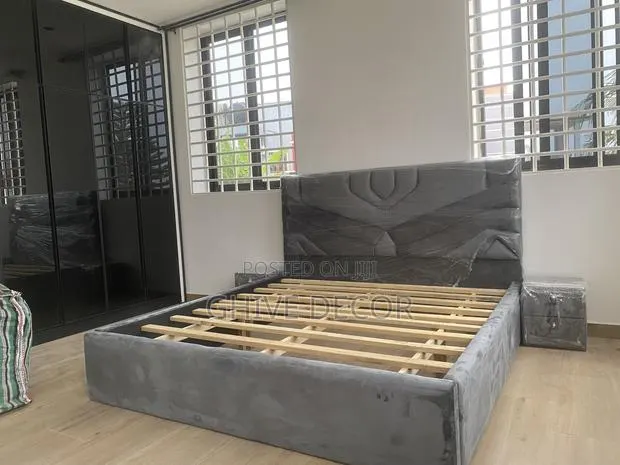 Queen Size Bed · Photo 1
