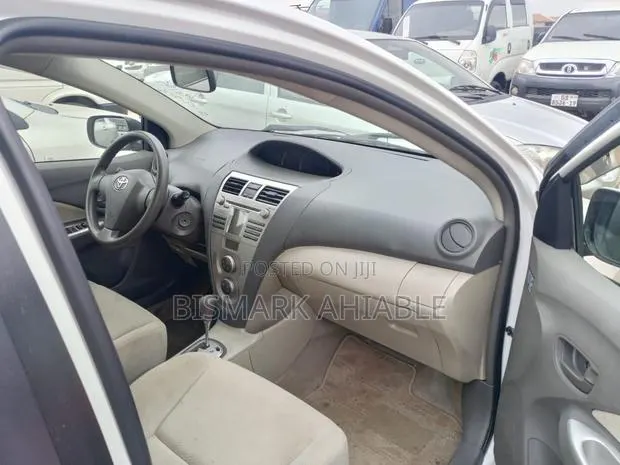 Toyota Belta 2010 White · Photo 1
