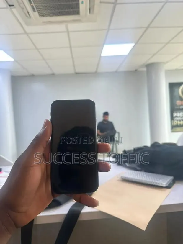 Apple iPhone XR 64 GB Black · Photo 1