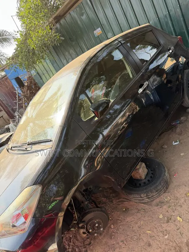 Toyota Vitz 1.3 FWD 5dr 2015 Black · Photo 1