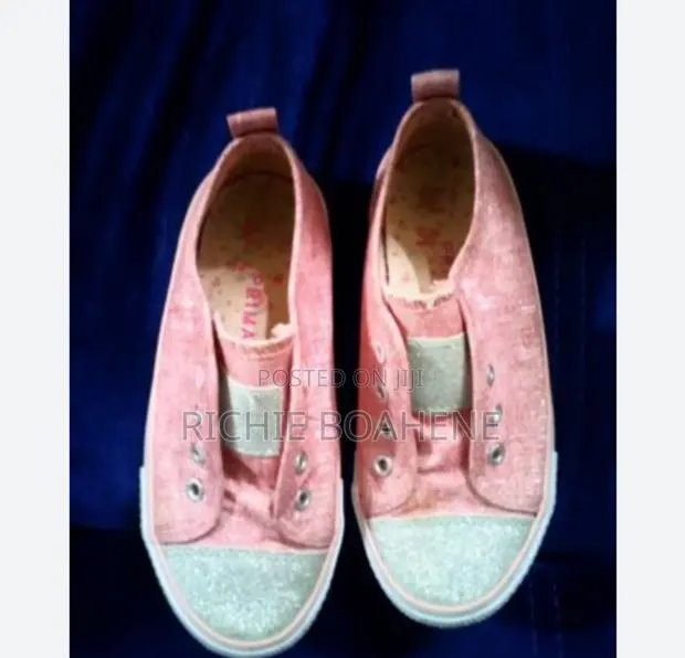 Girl Sneaker Euro Size 28 U.S 11 · Photo 1