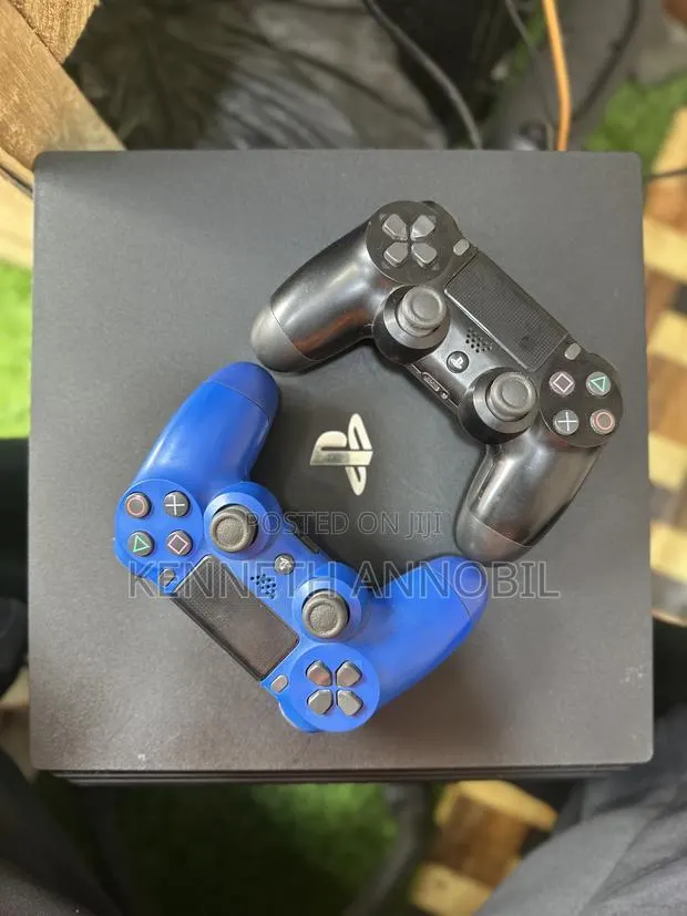 Ps4 Pro Jailbreak Console With 2 Original Controllers · Photo 1